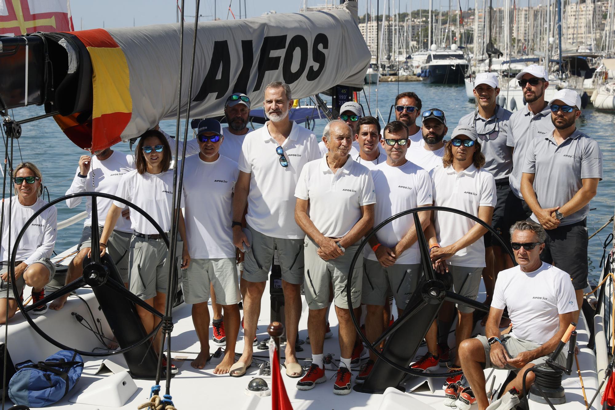 Felipe VI se pone al mando del Aifos 500 en la primera regata de la Copa del Rey