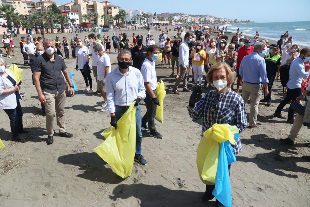 La Reina Sofía participa en una recogida de residuos en una playa de Rincón