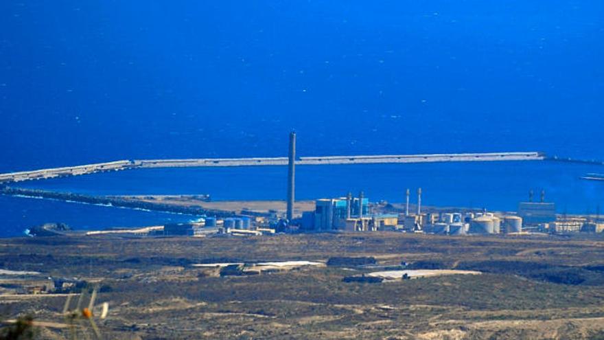 Vista del puerto y el polígono industrial de Granadilla, emplazamiento previsto para la planta regasificadora de Tenerife