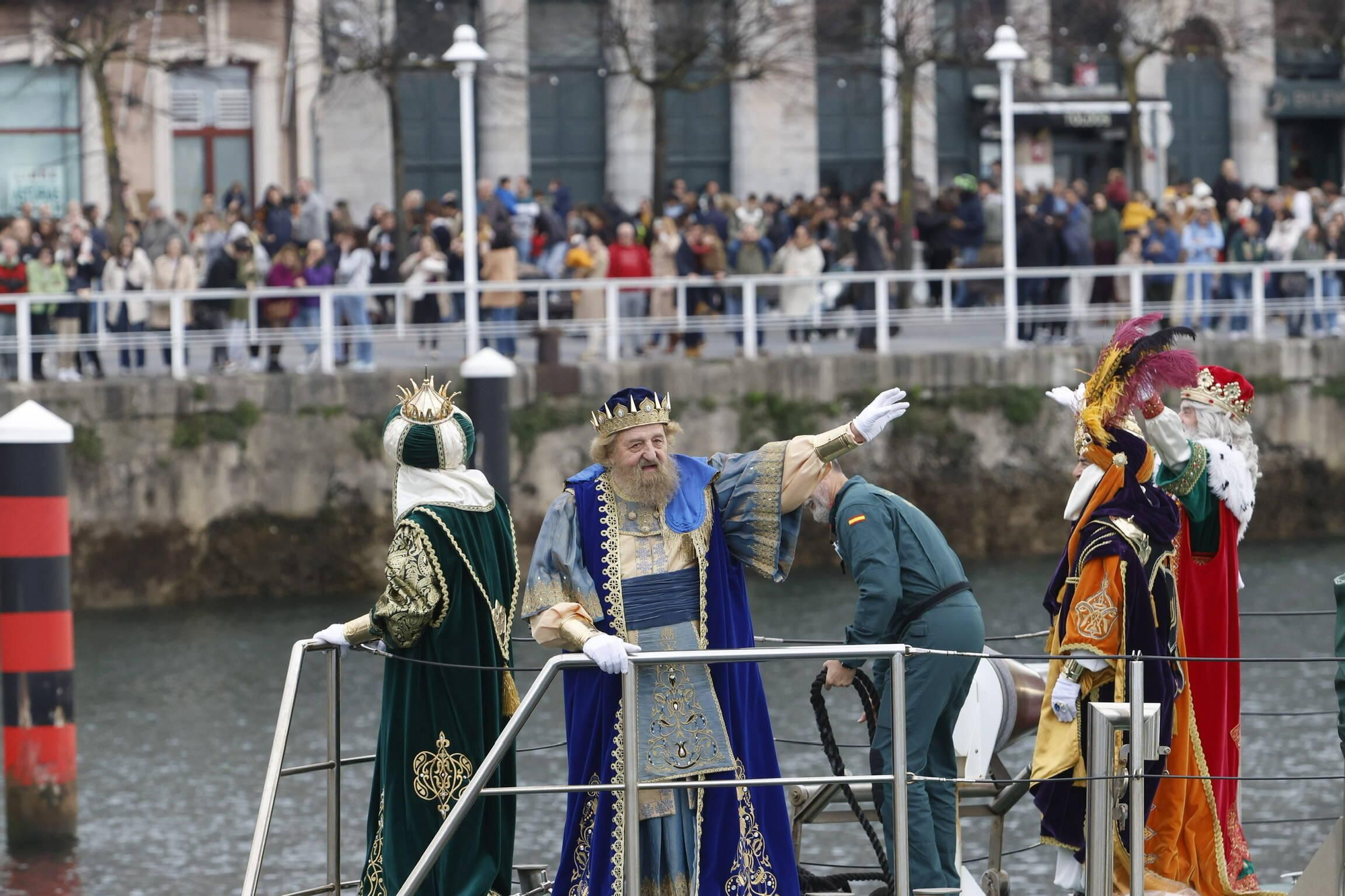 En imágenes: Los Reyes Magos desembarcan en Gijón