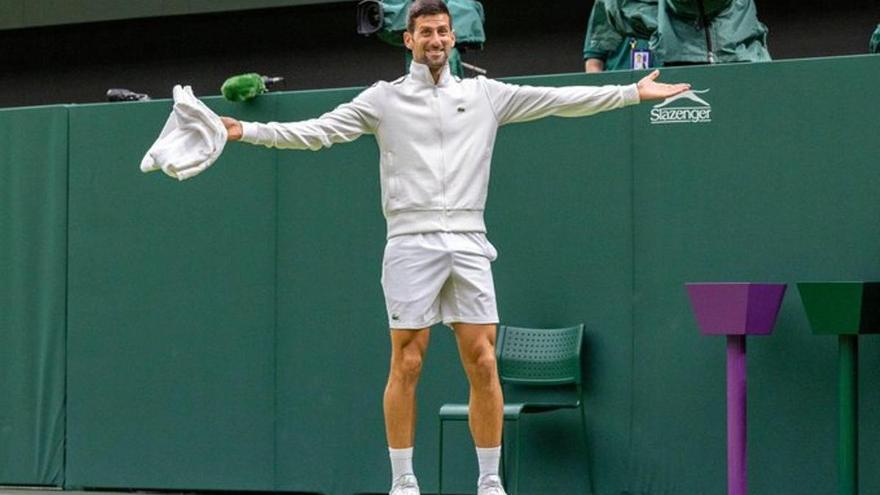 Djokovic se da un paseo triunfal en su debut en Wimbledon