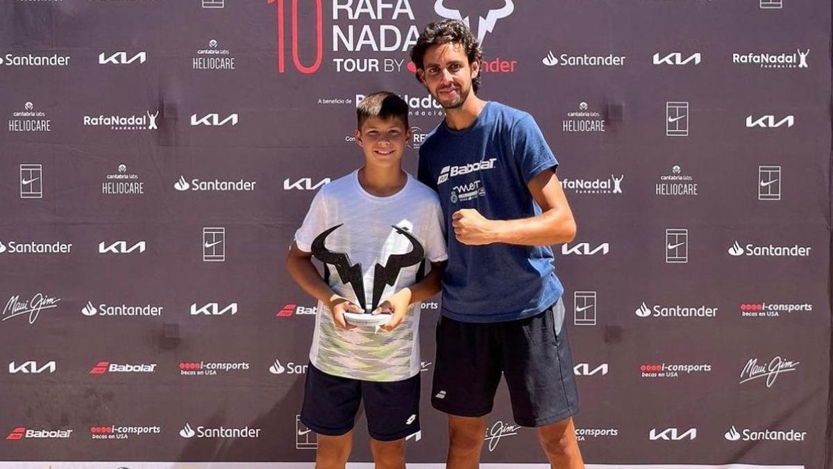 Jaime Alcaraz con su trofeo del Rafa Nadal Tour