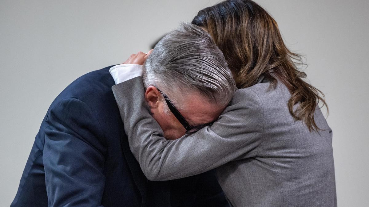 Alec Baldwin rompe a llorar tras desestimarse el juicio por homicidio involuntario