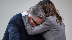 Alec Baldwin rompe a llorar tras desestimarse el juicio por homicidio involuntario