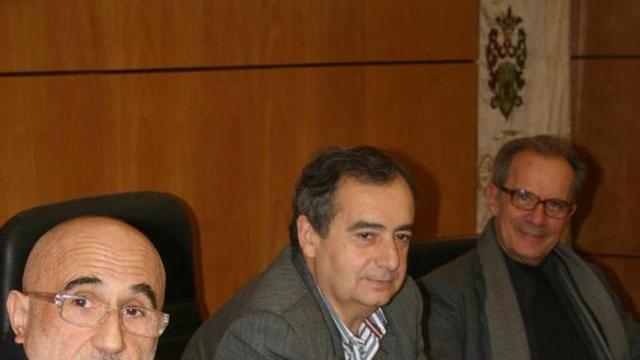 Suárez muestra un libro de grabados, junto a Riego y Rodríguez Asensio.