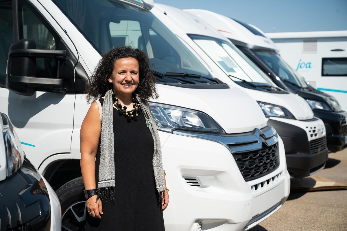 Mayte Pérez, de Autocaravanas Aragón, en el parquin de su negocio este jueves.