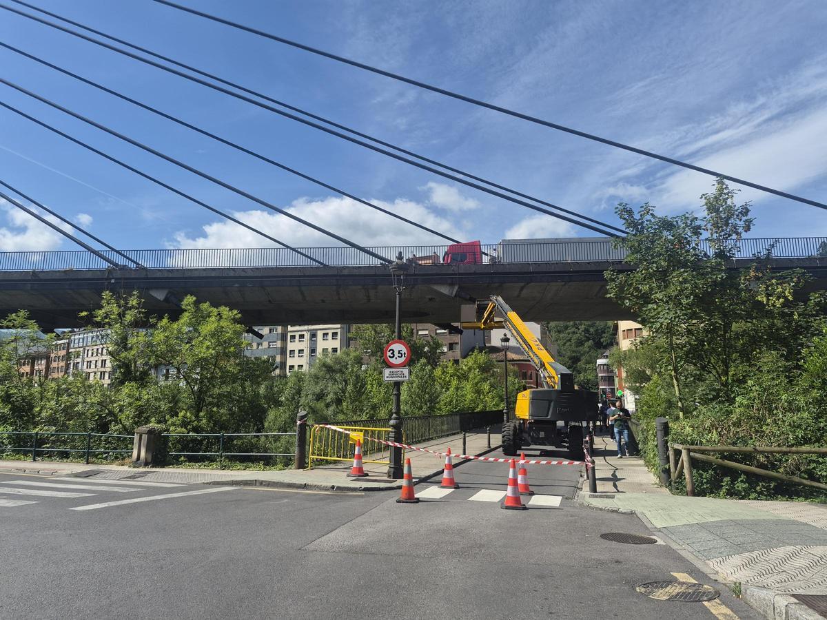 Trabajos en el puente atirantado, que cortaron la circulación de vehículos por el puente viejo de Sama.