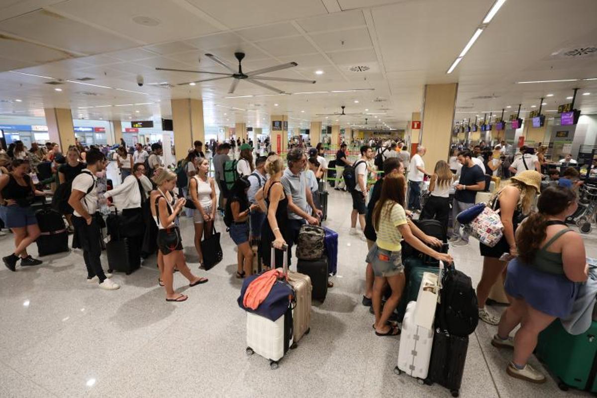 Aeropuerto de Ibiza: la solución de quien huye y el problema de quien llega