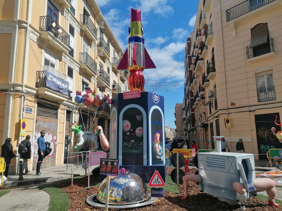 La falla de Sanchis Bergón-Turia, que incluye figuras como un cohete pintalabios, un "satisfallas" o una plateta