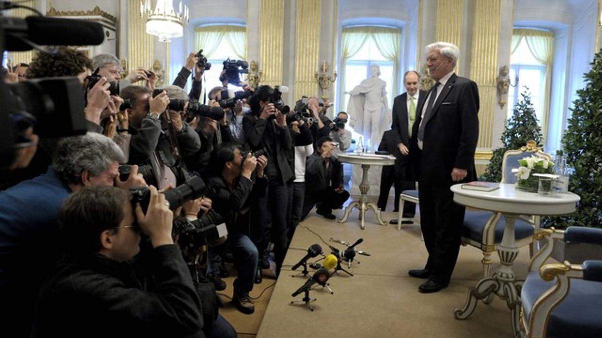 Mario Vargas Llosa ante los periodistas en Estocolmo. antes de  su discurso.