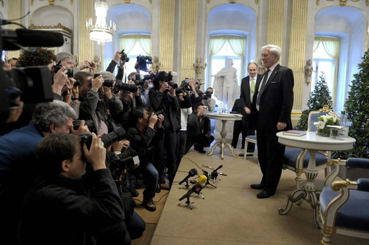 Mario Vargas Llosa davant els periodistes a Estocolm, abans del seu discurs.