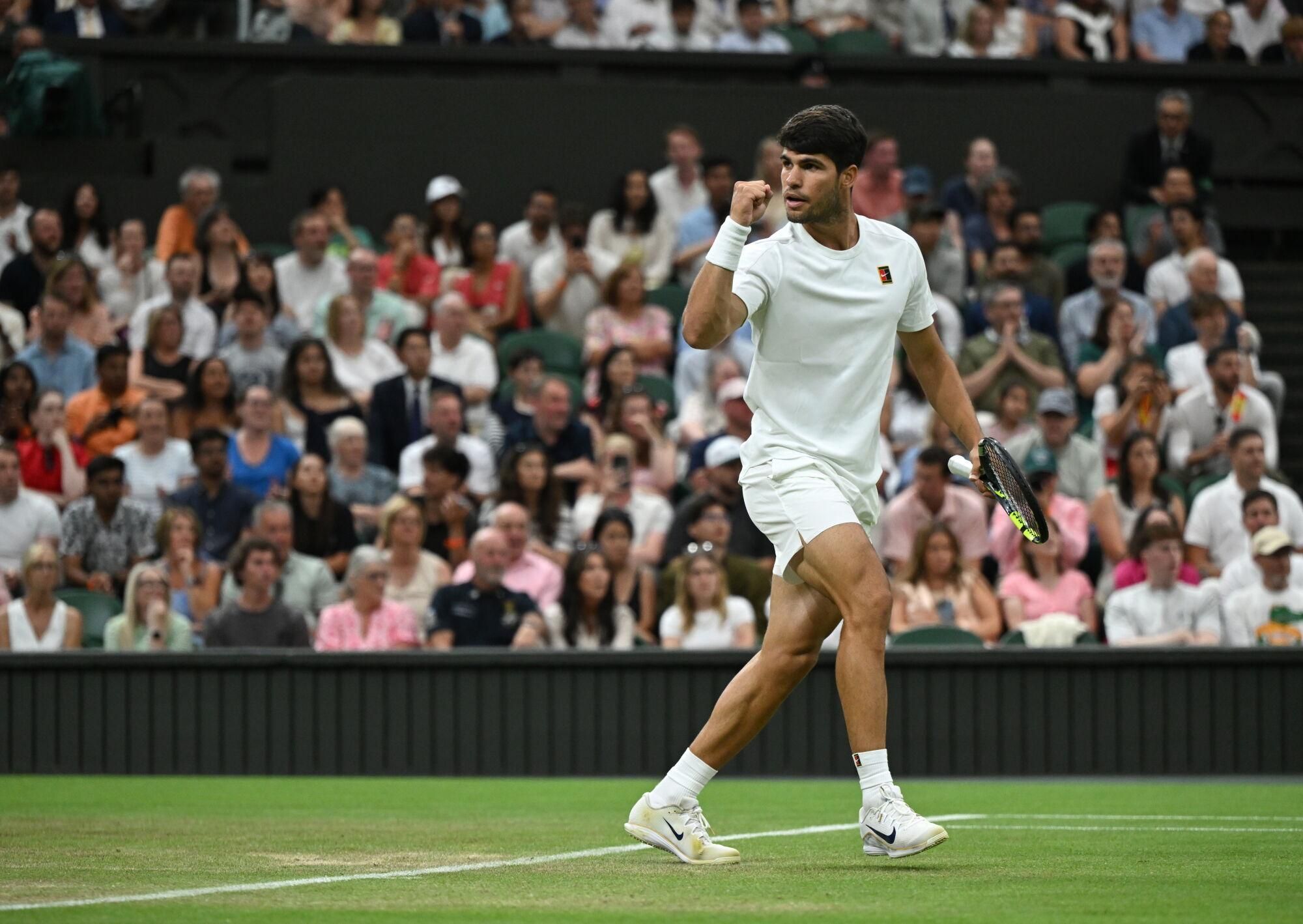 Wimbledon (United Kingdom), 06/07/2025.- Carlos Alcaraz of Spain reacts during the Men's Round of 16 match against Andrey Rublev of Russia at the Wimbledon Championships, Wimbledon, Britain, 06 July 2025. (Tenis, Rusia, España, Reino Unido) EFE/EPA/DANIEL HAMBURY EDITORIAL USE ONLY EDITORIAL USE ONLY. EDITORIAL USE ONLY EDITORIAL USE ONLY
