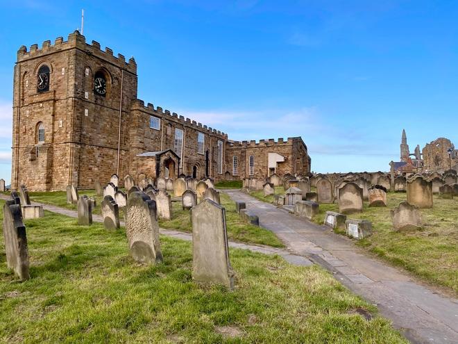 Tumbas del viejo cementerio situado tras la Abadía de Santa María