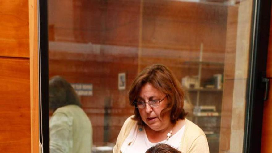 La Alcaldesa contesta a las preguntas de los internautas, con la concejala Lucía García de pie.