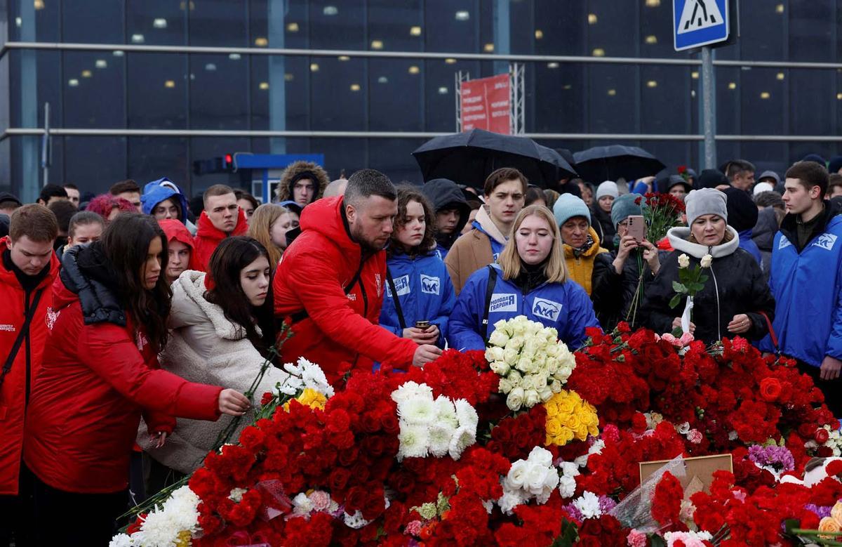 Estandartes a media asta y crespones negros, Rusia celebra un día de luto nacional.