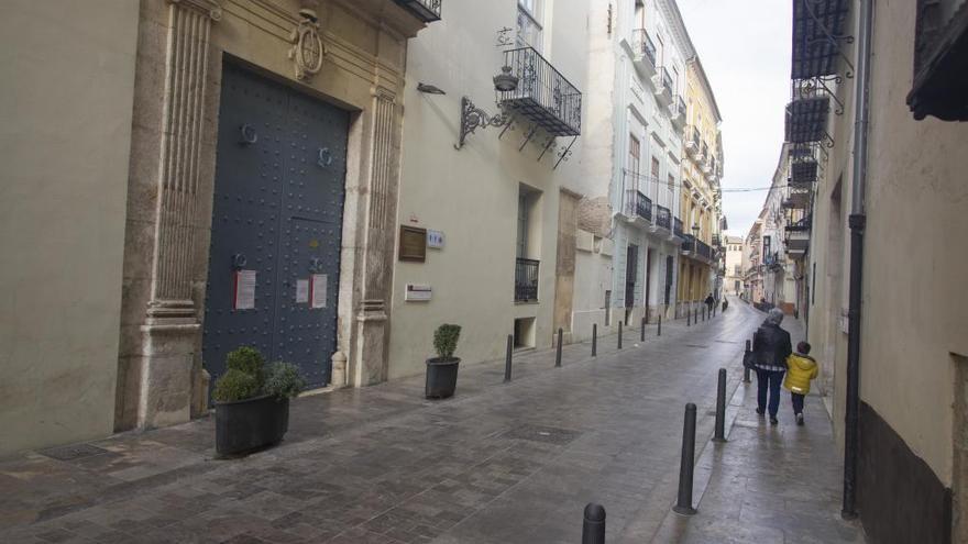 Puerta de la Casa de la Cultura de Xàtiva, que permanece cerrada desde el 13 de marzo