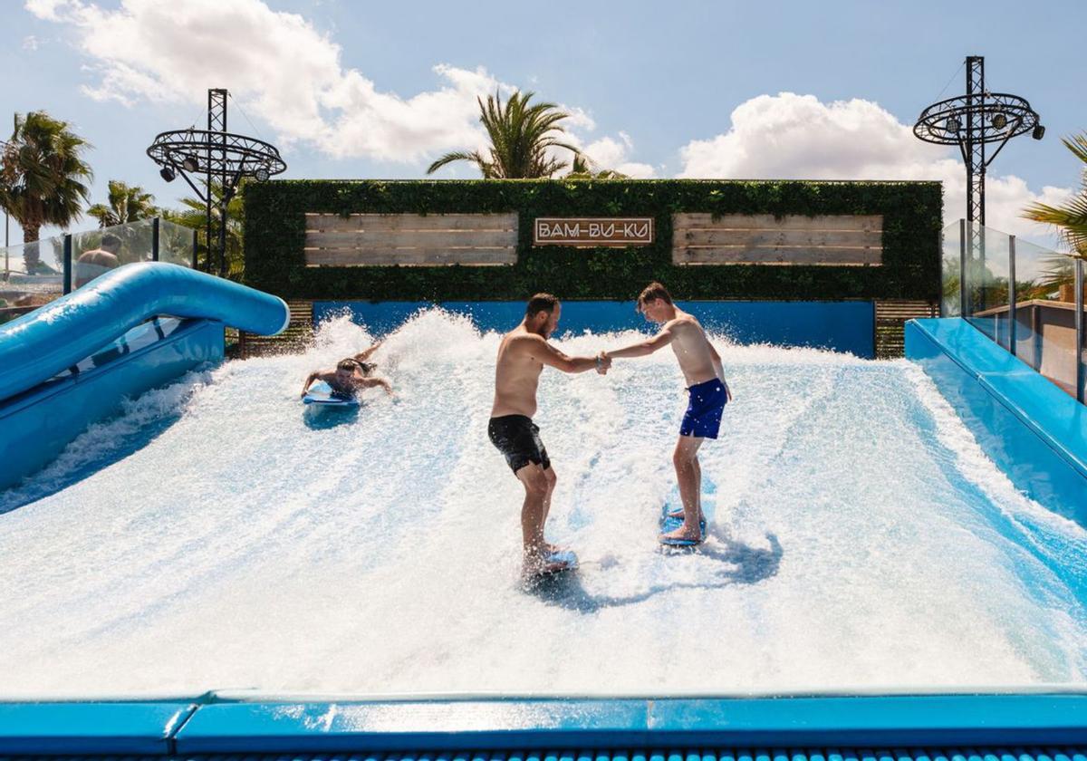 En Ibiza es posible surfear en una ola artificial. | MAJAO.STUDIO - BAMBUKU