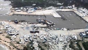 Vista aérea tomada por la Guardia Costera de Bahamas en la que se aprecia la destrucción causada por el ’Dorian’ en un puerto de recreo del archipiélago.