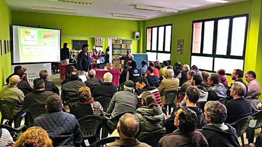 Asistentes al desarrollo de la exposición sobre la velutina organizada en Trabazos.