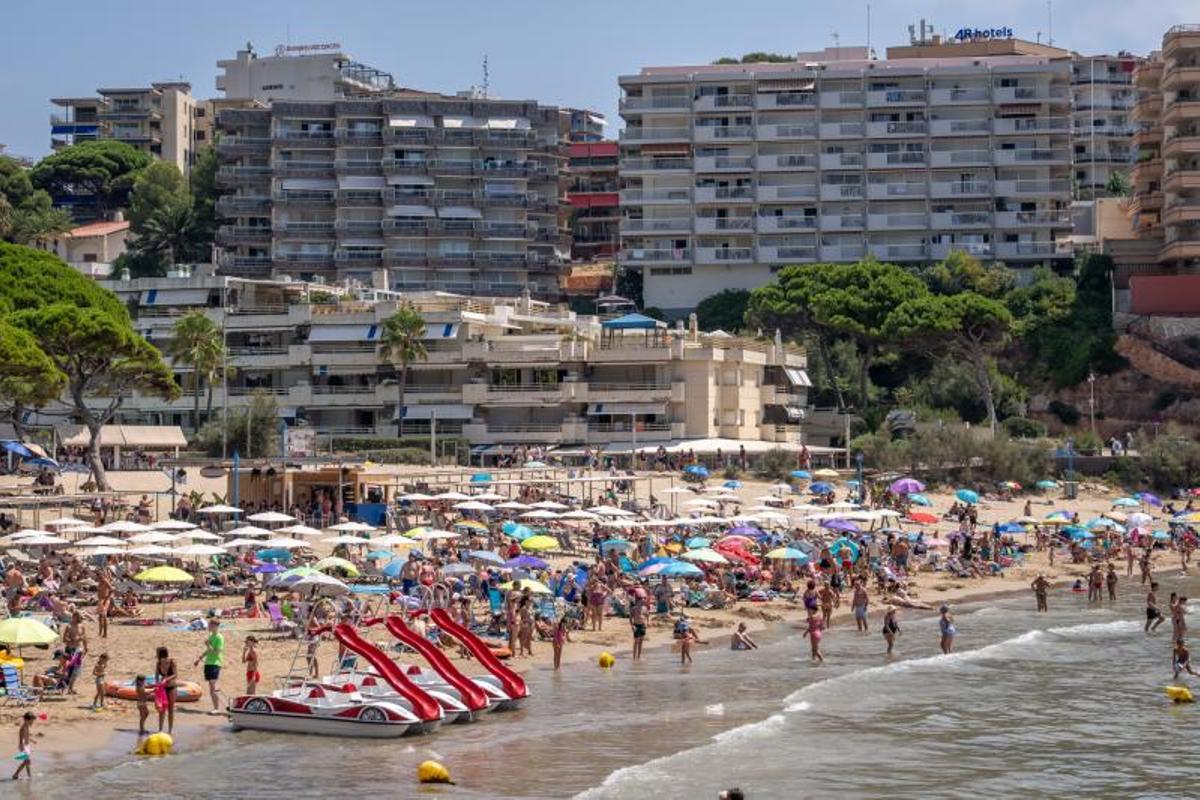 Turistas en una playa de Salou, durante la pasada temporada de verano.