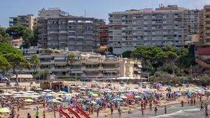 Turistas en una playa de Salou, durante la pasada temporada de verano.