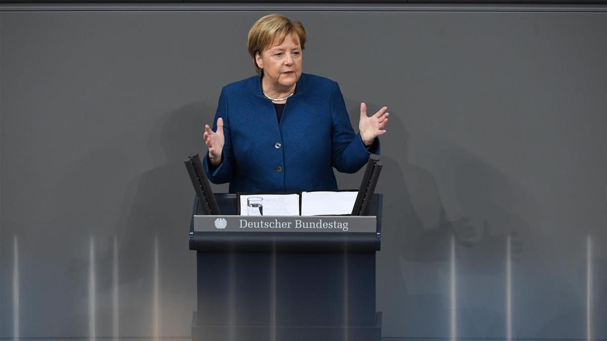 La cancillera alemana, Angela Merkel, da un discurso durante una sesión del Parlamente alemán en Berlín.