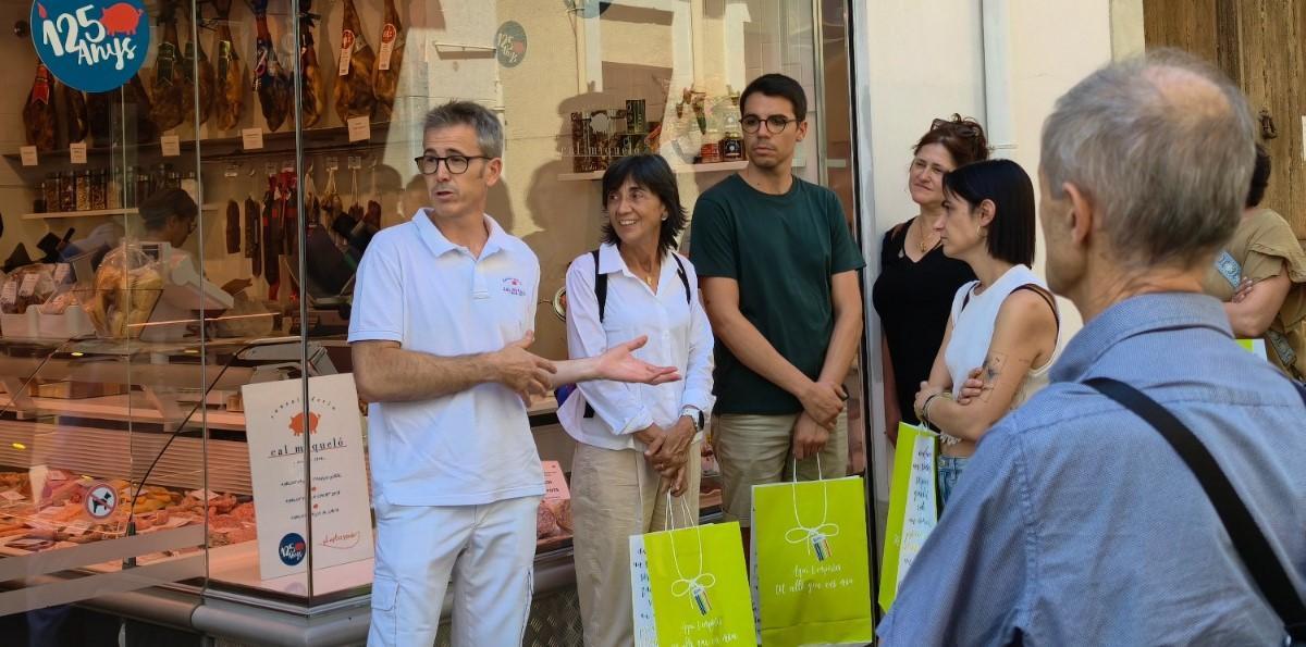 La visita a un comerç de Sant Sadurni
