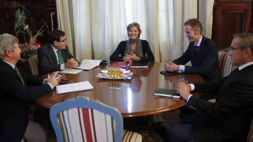 Reunión de la ministra Isabel García Tejerina, ayer, con representantes de Iberleche.