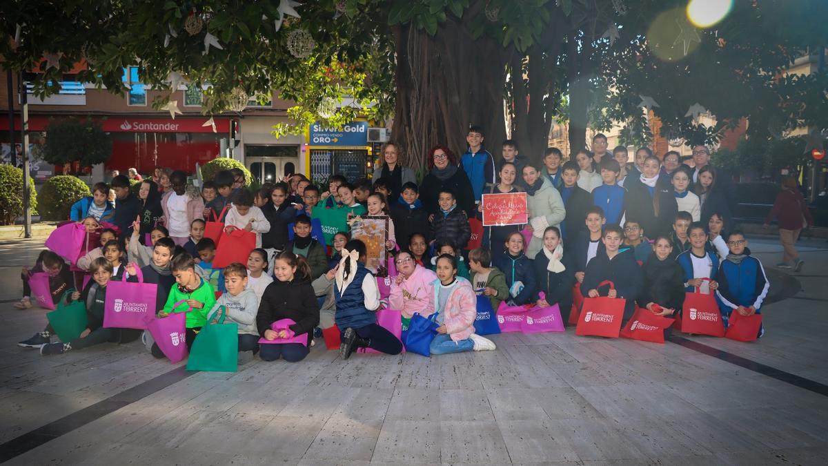 Los alumnos que han confeccionado los adornos