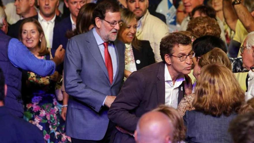 Feijóo y Rajoy, a la llegada del mitin con Ana Pastor, Muñoz y Rueda. // M.G. Brea