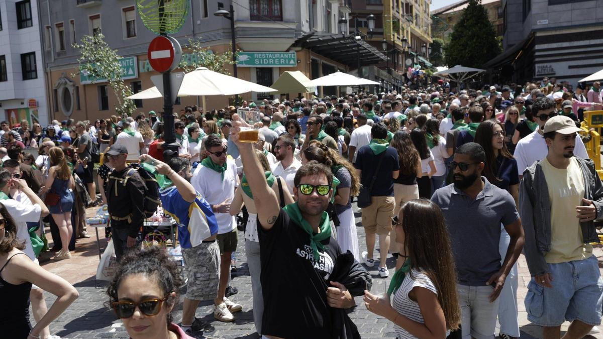 Lleno hasta la bandera en Gascona en una multitudinaria Preba de la Sidra: "Esto no lo hay en ninguna parte del mundo"