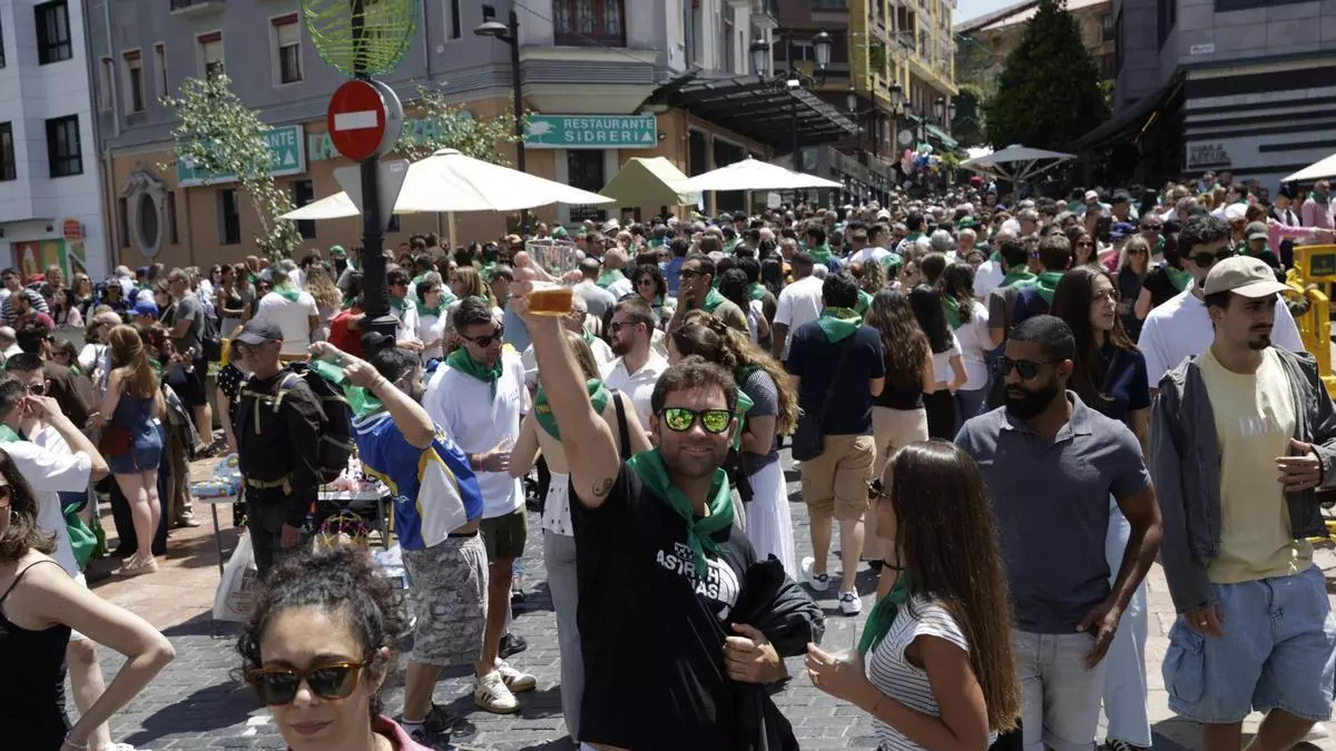 El restallu de la sidra desborda Oviedo con más de 11.000 personas en Gascona: "Hay más gente que nunca"
