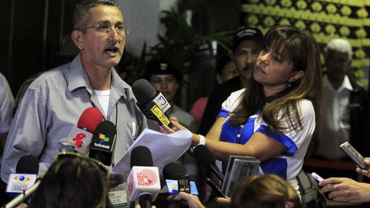 Un delegado de las FARC atiende a los medios de comunicación, ayer en La Habana.