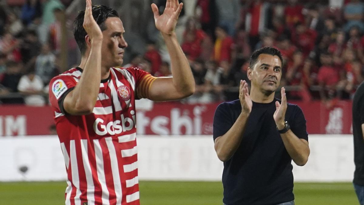 Bernardo i Míchel aplaudeixen l'afició al final del partit