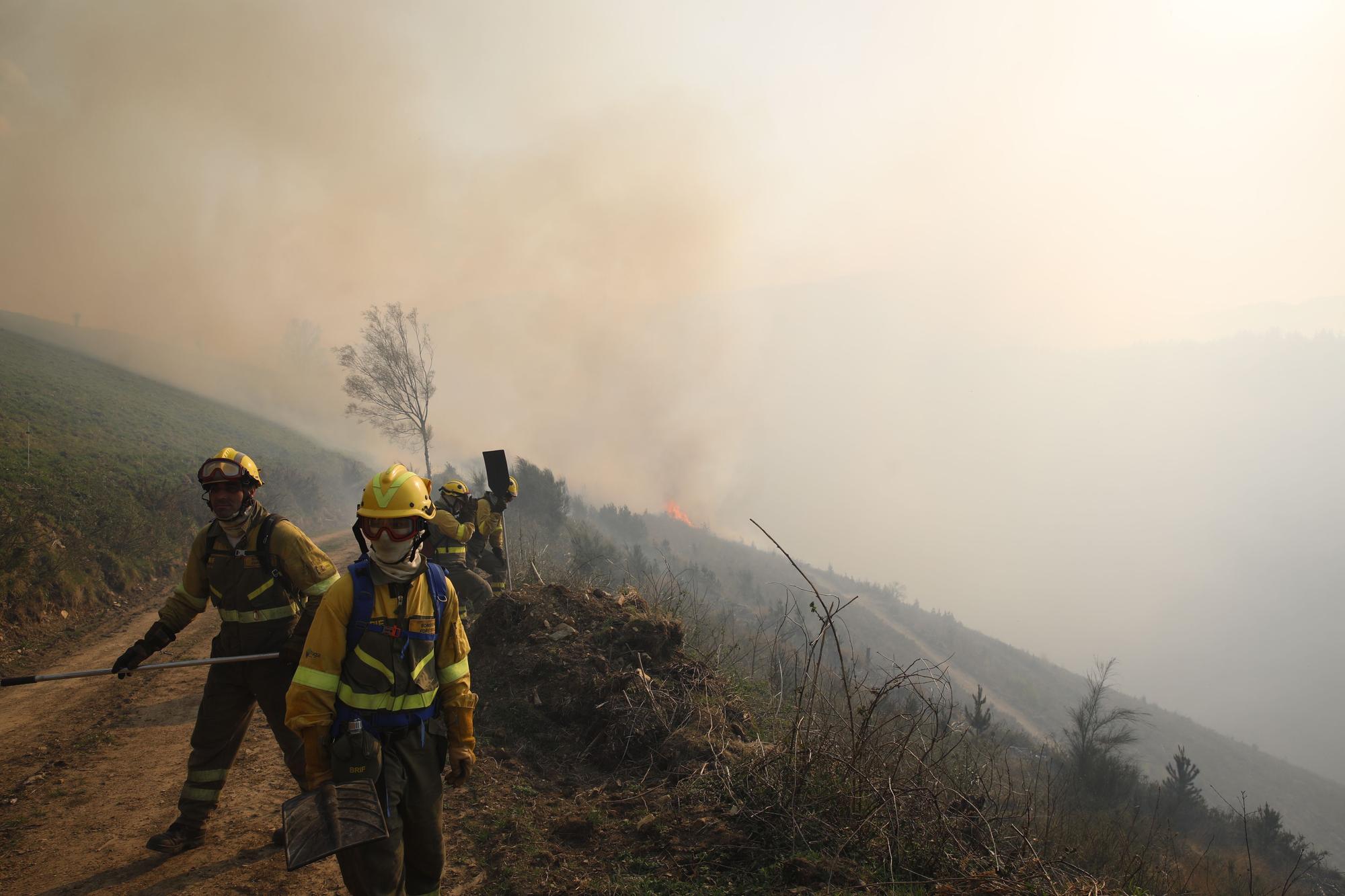 Las imágenes del preocupante incendio en Tineo