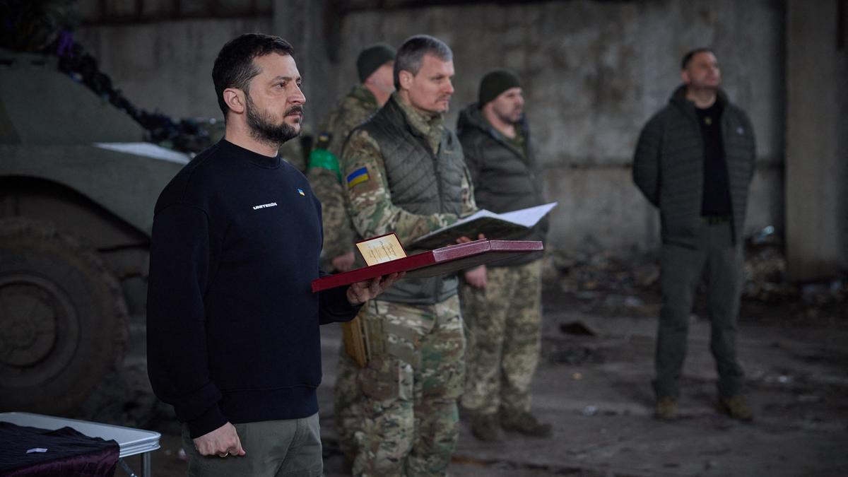 Zelenski visita a las tropas que defienden Bajmut