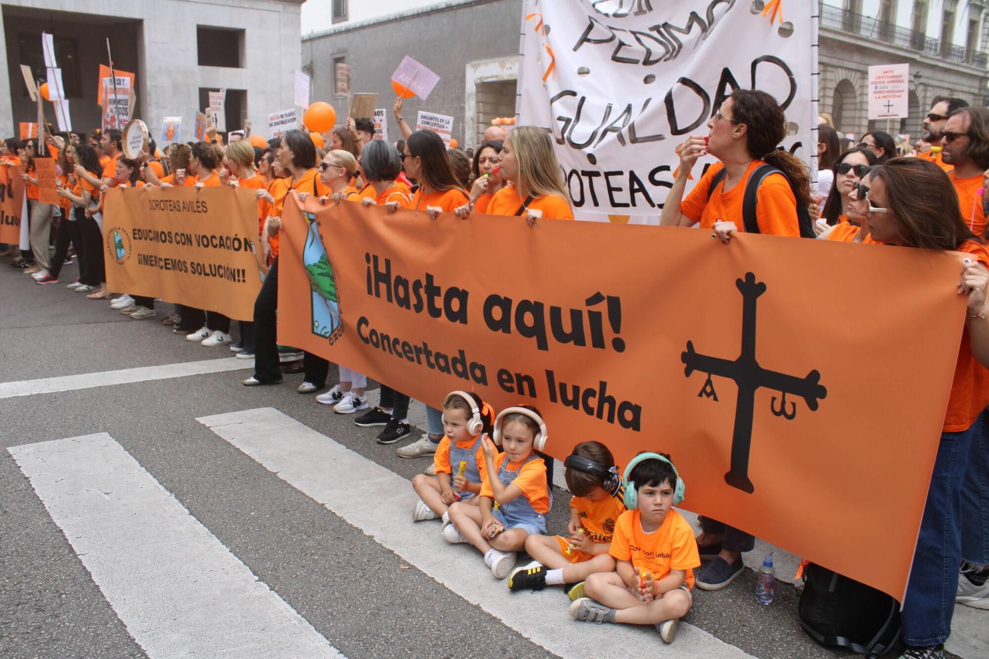 Así fue la multitudinaria marcha naranja de la concertada en Asturias