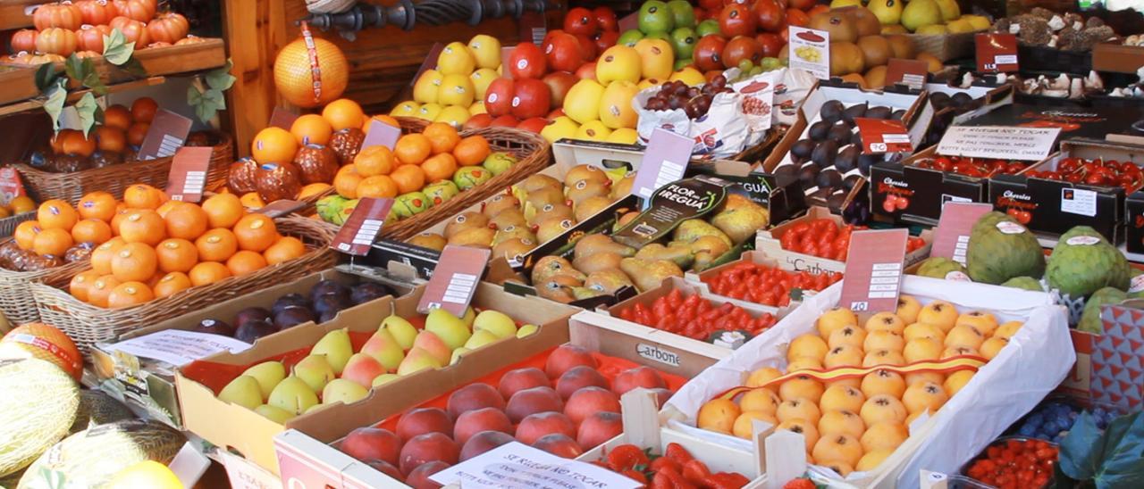Un mercado con verduras en una imagen de archivo