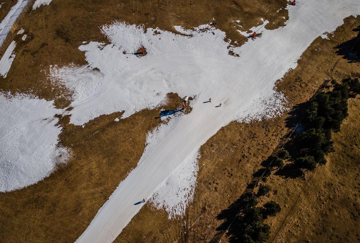 El aumento de las temperaturas significa que la gran mayoría de las estaciones de esquí del mundo ya dependen de la nieve artificial para aumentar la capa de nieve y prolongar la temporada, pero una racha récord de clima templado a fines de diciembre significa que incluso la nieve artificial ya no es posible en algunas áreas como en La Molina