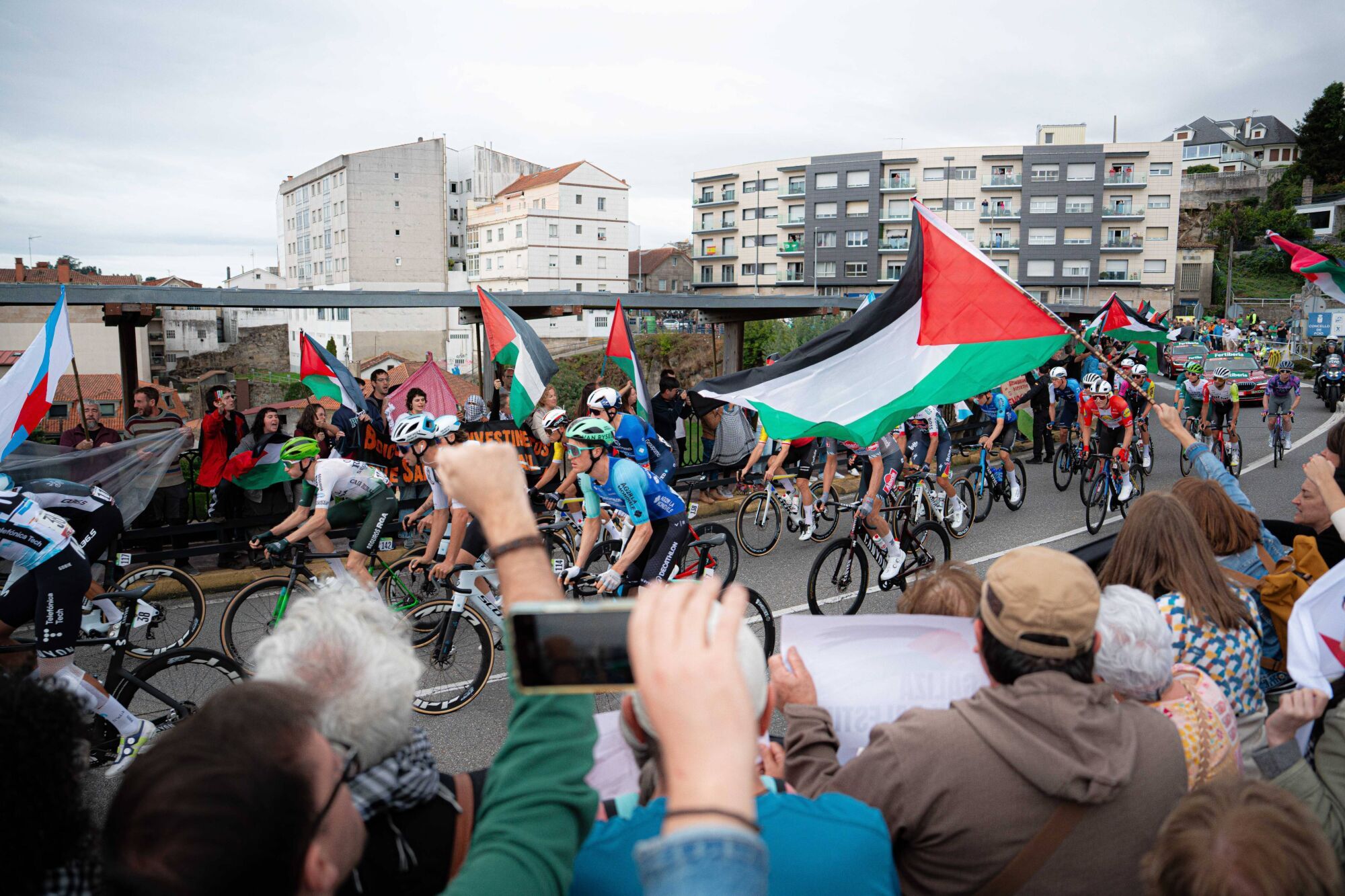 paso de la vuelta a españa de ciclismo por pontevedra, puente de la barca, con las protestas de israel