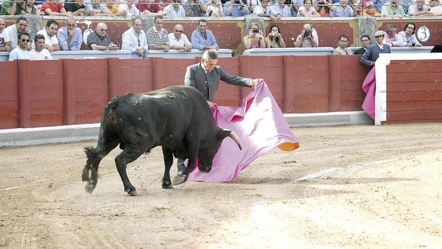 Andrés Vázquez toreando a la verónica en 2012 en la plaza de Zamora, cuando tenía 80 años.