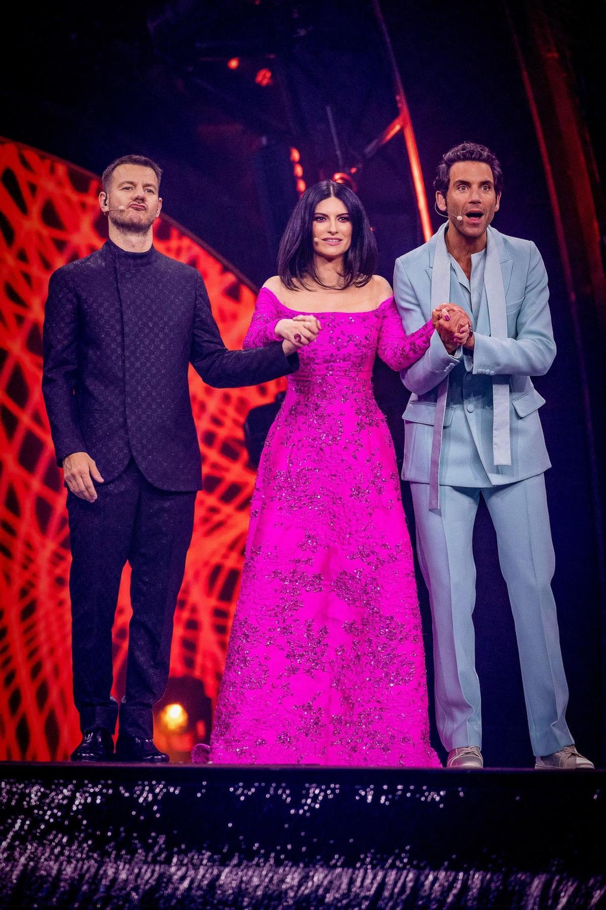 Turin (Italy), 10/05/2022.- A handout photo made available by the Goigest press office shows ESC 2022 hosts (L-R), Italian television and radio presenter Alessandro Cattelan, Italian singer Laura Pausini, and Lebanese-British singer Mika during the First Semi Final of the 66th annual Eurovision Song Contest (ESC 2022) in Turin, Italy, 10 May 2022. The international song contest has two semi-finals, held at the PalaOlimpico indoor stadium on 10 and 12 May, and a grand final on 14 May 2022. (Italia, Laos) EFE/EPA/GOIGEST PRESS OFFICE / HANDOUT +++ HANDOUT PHOTO TO BE USED SOLELY TO ILLUSTRATE NEWS REPORTING OR COMMENTARY ON THE FACTS OR EVENTS DEPICTED IN THIS IMAGE; NO ARCHIVING; NO LICENSING +++ HANDOUT EDITORIAL USE ONLY/NO SALES/NO ARCHIVES