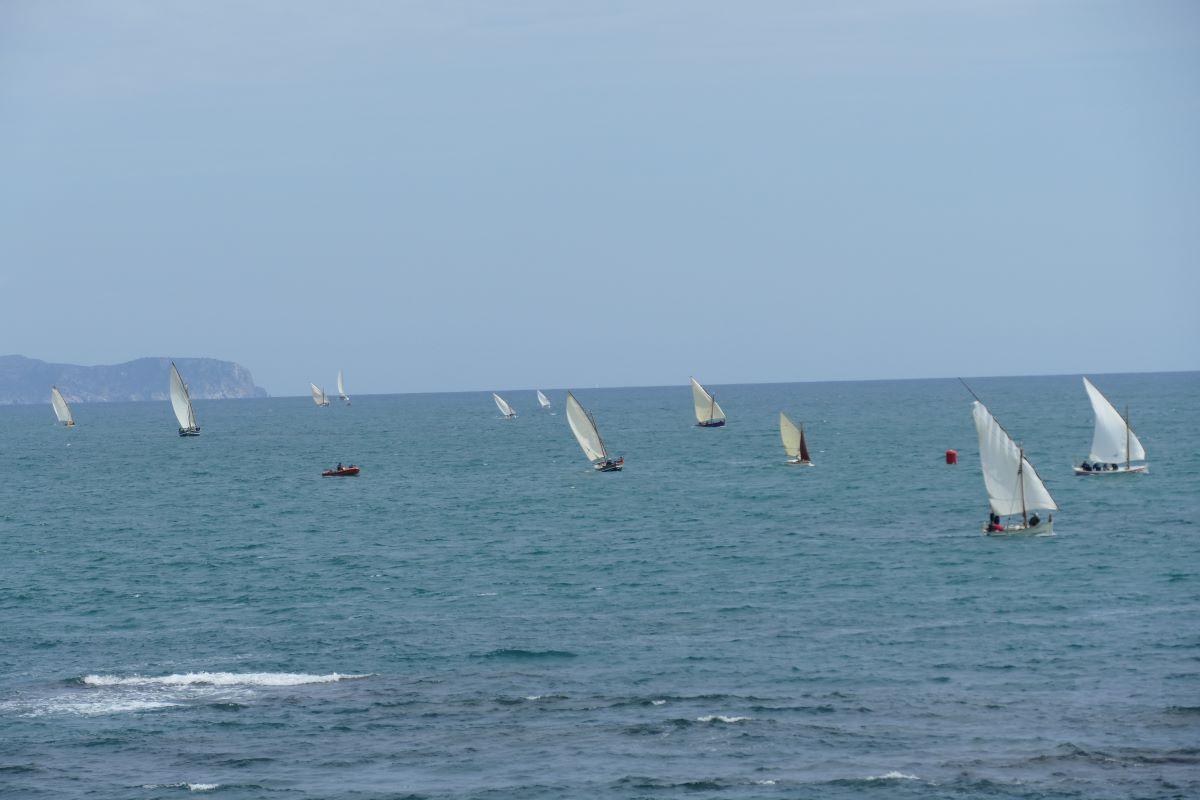 La trobada de vela llatina va omplir les aigües de l'Escala d'embarcacions de fusta i a vela.