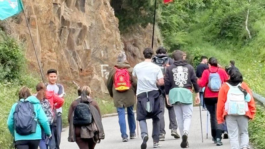 Peregrinación al Acebo por su Año Santo: un centenar de personas suben caminando al santuario desde Cangas del Narcea