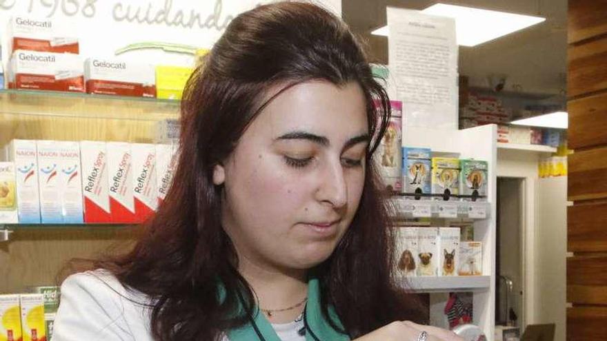 Una auxiliar, con un test de VIH en una farmacia viguesa. // Alba Villar