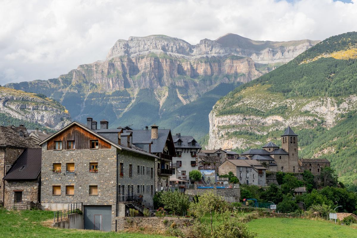 Paisaje rural de un pueblo de alta montaña- Elizondo