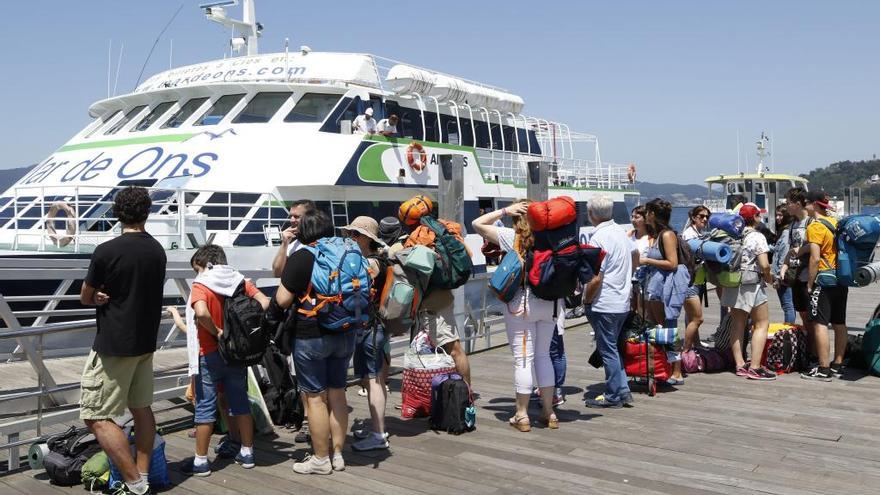 Viajeros embarcando a Cíes este verano. // Alba Villar