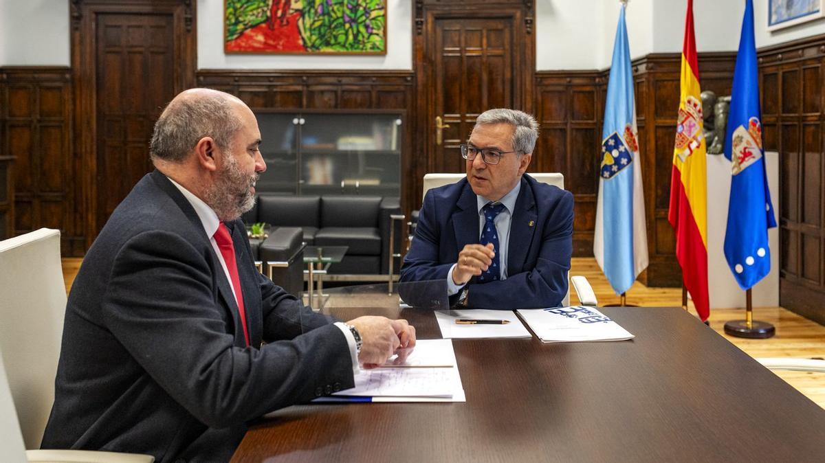 La recepción del presidente provincial, Luis Menor, al presidente de la CEO, David Martínez. | FDV