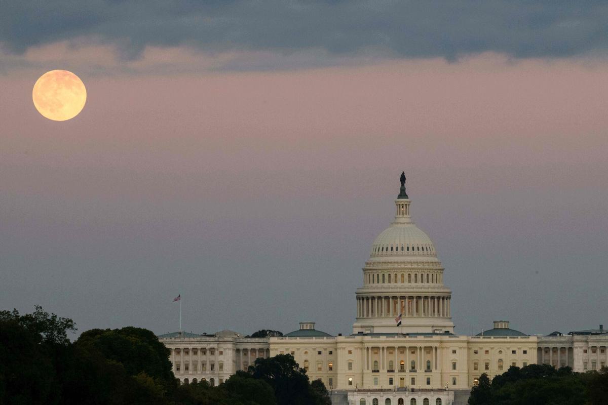 The Harvest Moon rises over the U.S. Capitol, Monday, Oct. 6, 2025, in Washington. (AP Photo/Rod Lamkey, Jr.) Associated Press / LaPresse Only italy nd spain. EDITORIAL USE ONLY/ONLY ITALY AND SPAIN
