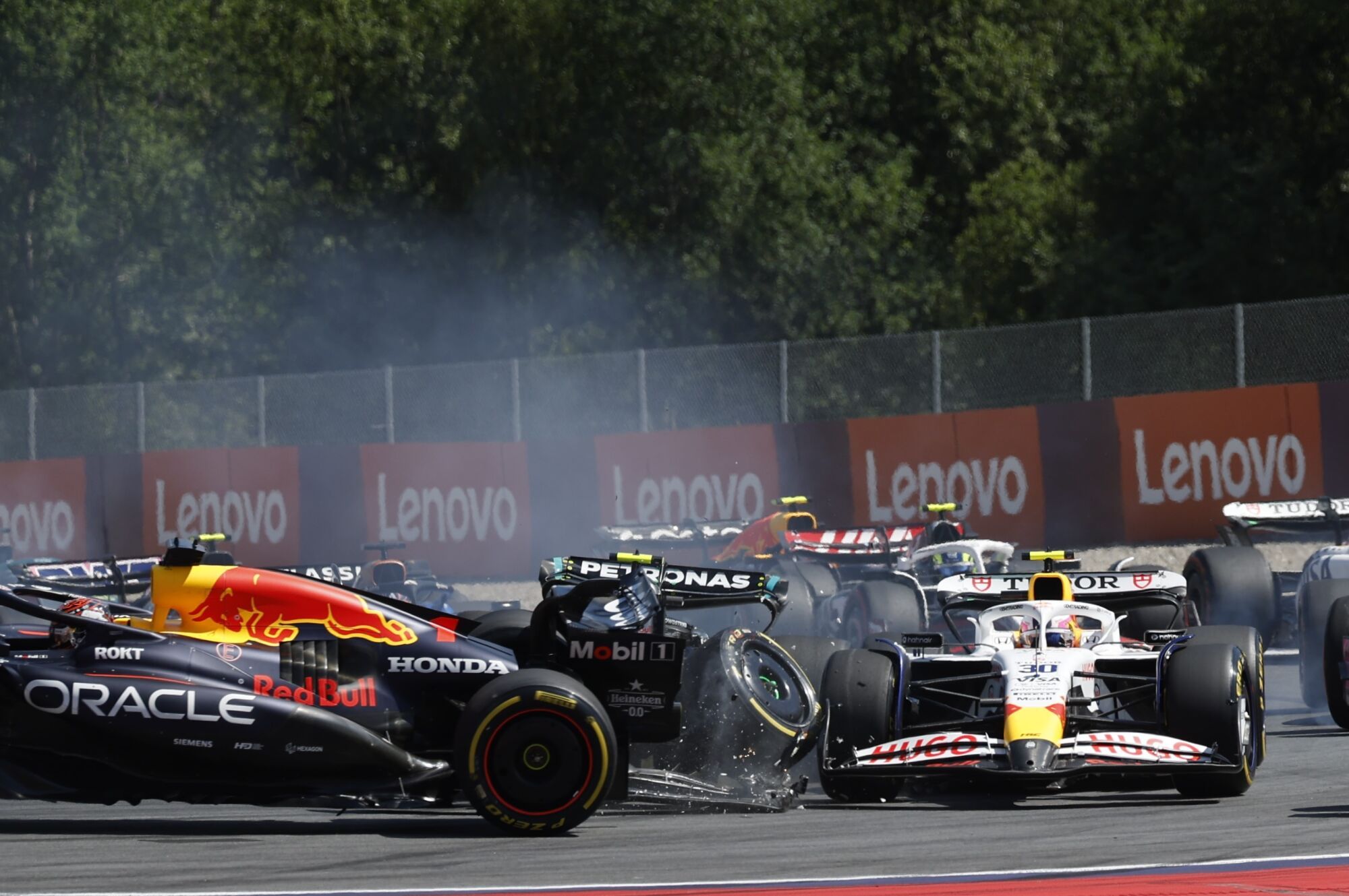 29 June 2025, Austria, Spielberg: Dutch Formula 1 driver Max Verstappen  collides with Italian Kimi Antonelli of team Mercedes on the first lap of the Formula One Austrian Grand Prix at the Red Bull Ring in Spielberg. Photo: Erwin Scheriau/APA/dpa 29/06/2025 ONLY FOR USE IN SPAIN. Erwin Scheriau/APA/dpa;sports;motor rallying;motorsport;Formula One Austrian Grand Prix -  Race Day;